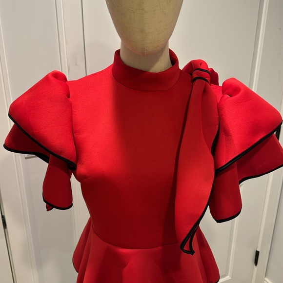 Beautiful dramatic top with puff sleeve and bow. True red with black outline . - Picture 4 of 6